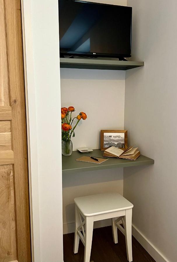 Les Petits Volets 2 Bed & Breakfast Antibes Bagian luar foto