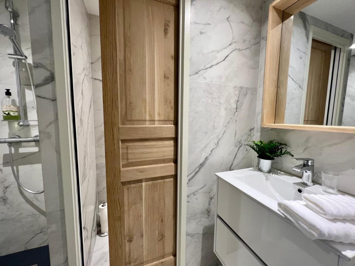 Les Petits Volets 2 Bed & Breakfast Antibes Bagian luar foto